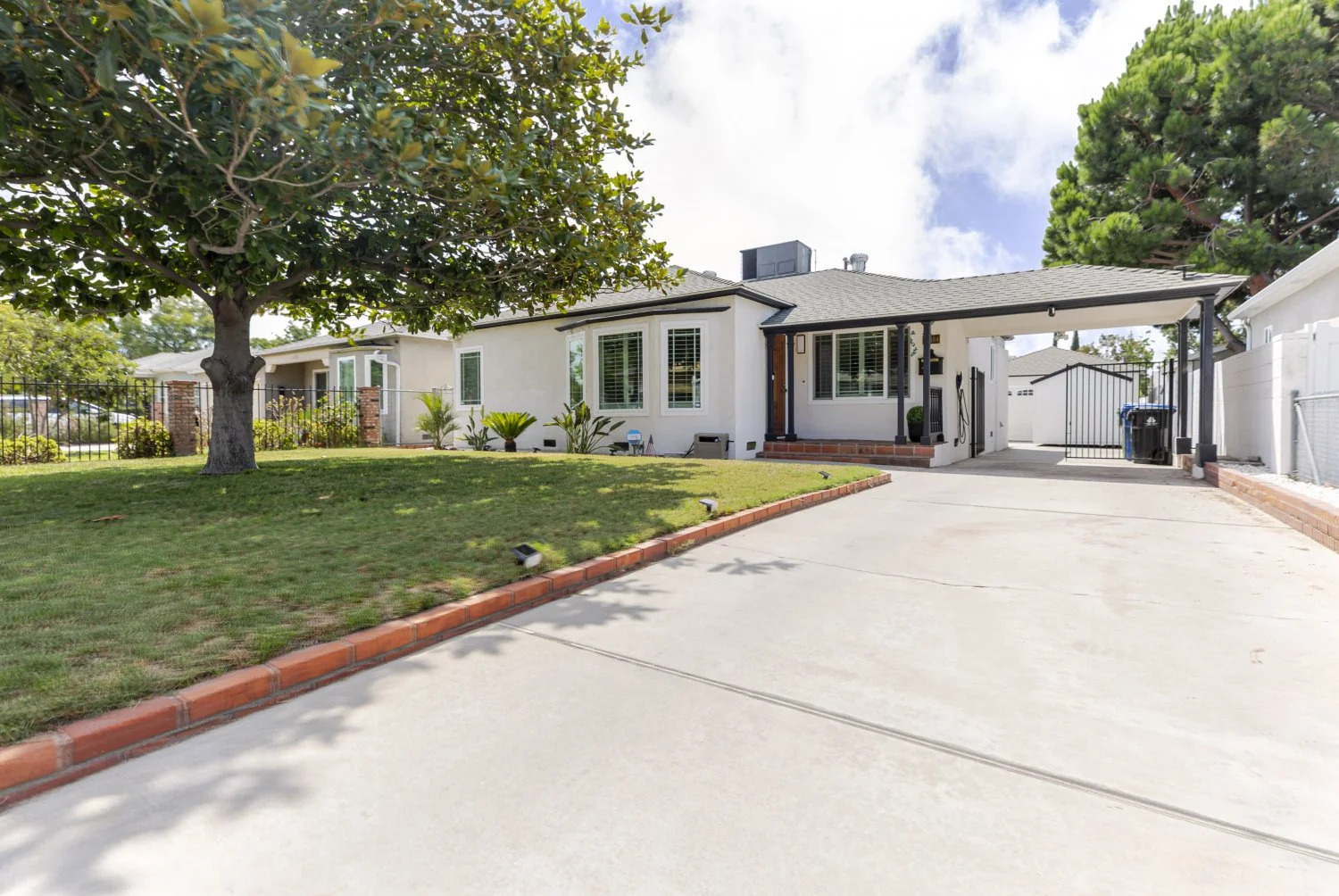 Izabell Manukyan - JohnHart Real Estate